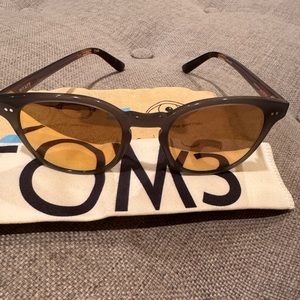 Toms Wyatt sunglasses with gray frames and polarized lens
